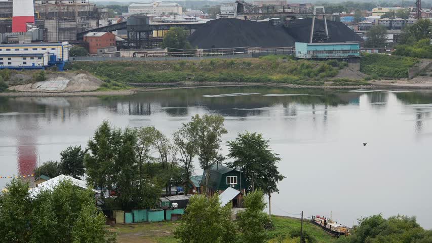 Фото - Река в российском регионе превратилась в «тягучий мазут»